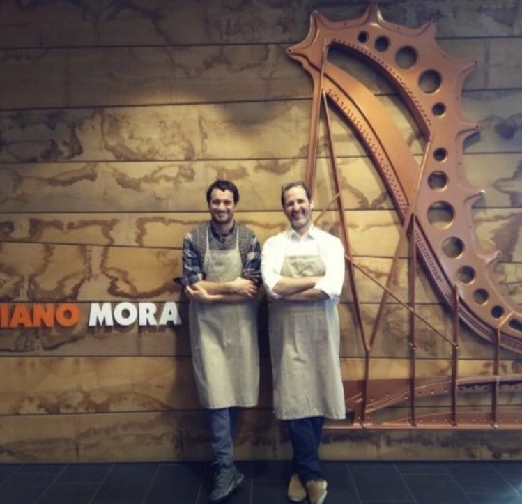 Afinador de pianos profesional en Cataluña trabajando en la afinación de un piano vertical